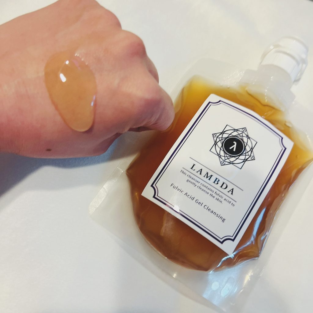 LAMBDAジェルクレンジングを手の甲に出している様子。