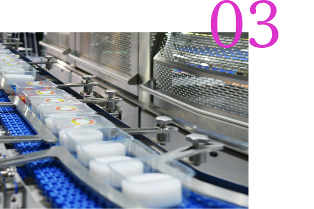 4つの特徴の3つ目。
工場のライン商品が流れている様子。