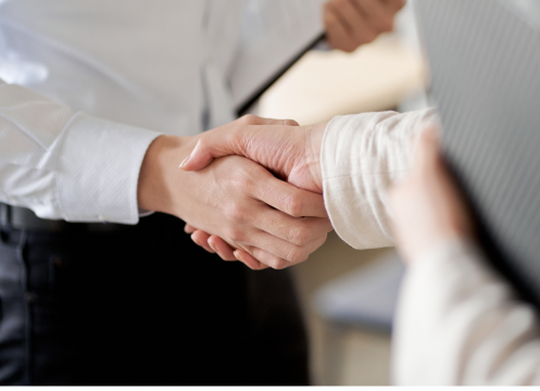 Service事業紹介部分のTOPページ。
ビジネスの場面で握手をする2人の手元の様子。