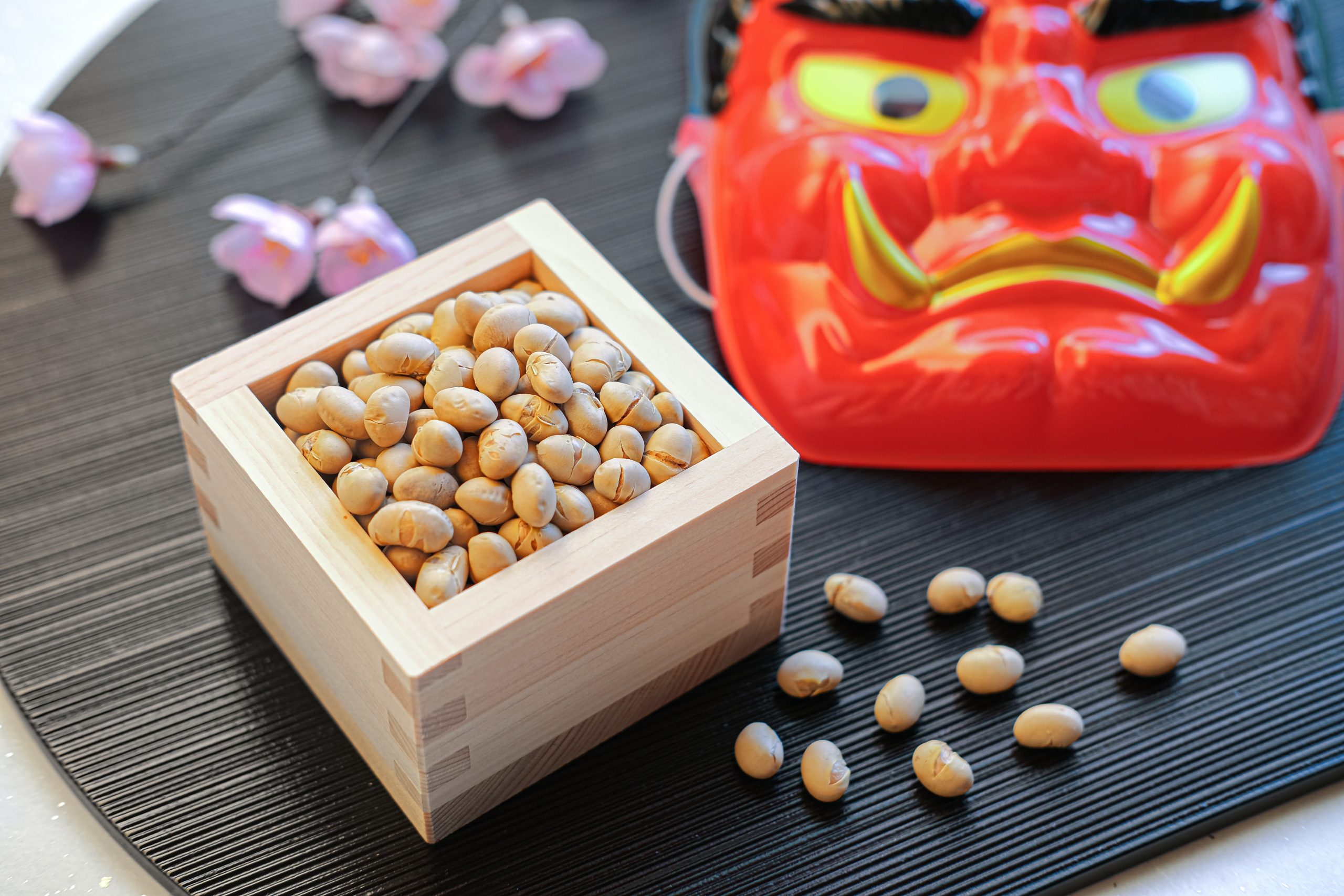 RIONI×鬼というブランド名の由来を意味する節分の豆と鬼の仮面の画像。