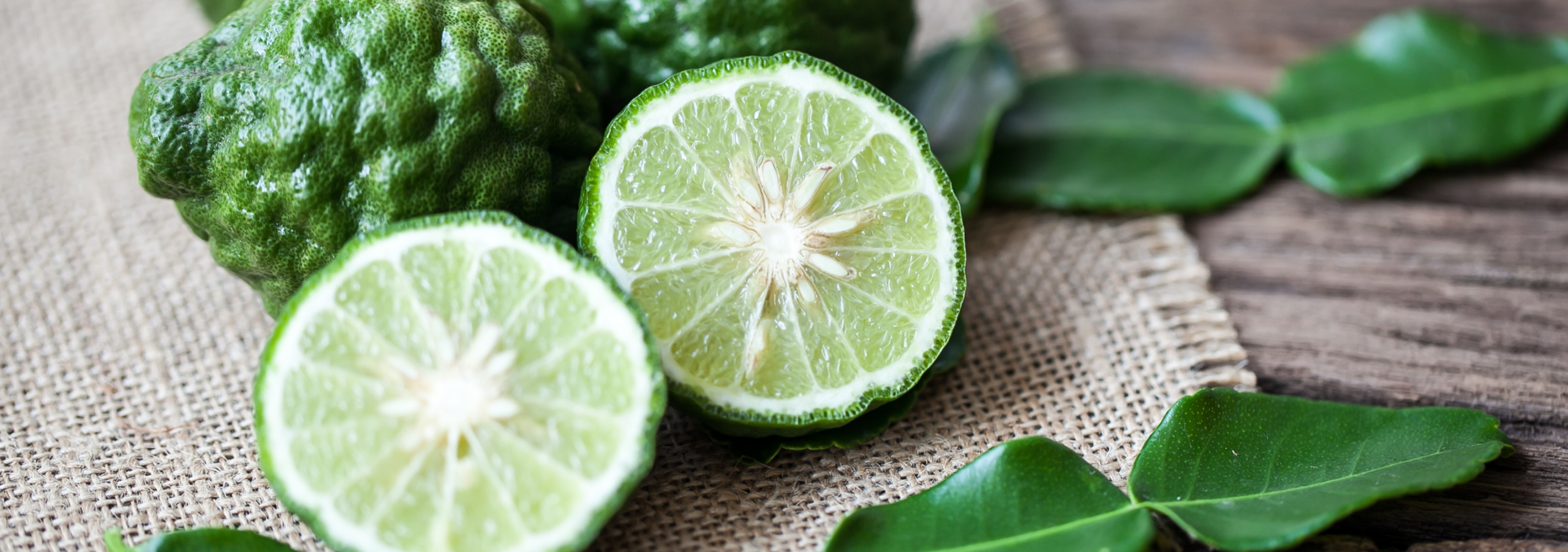 ベルガモットの実を半分にしてある画像。
LAMBDAジェルクレンジングの匂いを連想させるための画像。