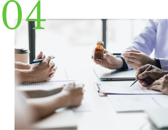 4つの特徴の4つ目。
商品を手に打ち合わせをする様子。